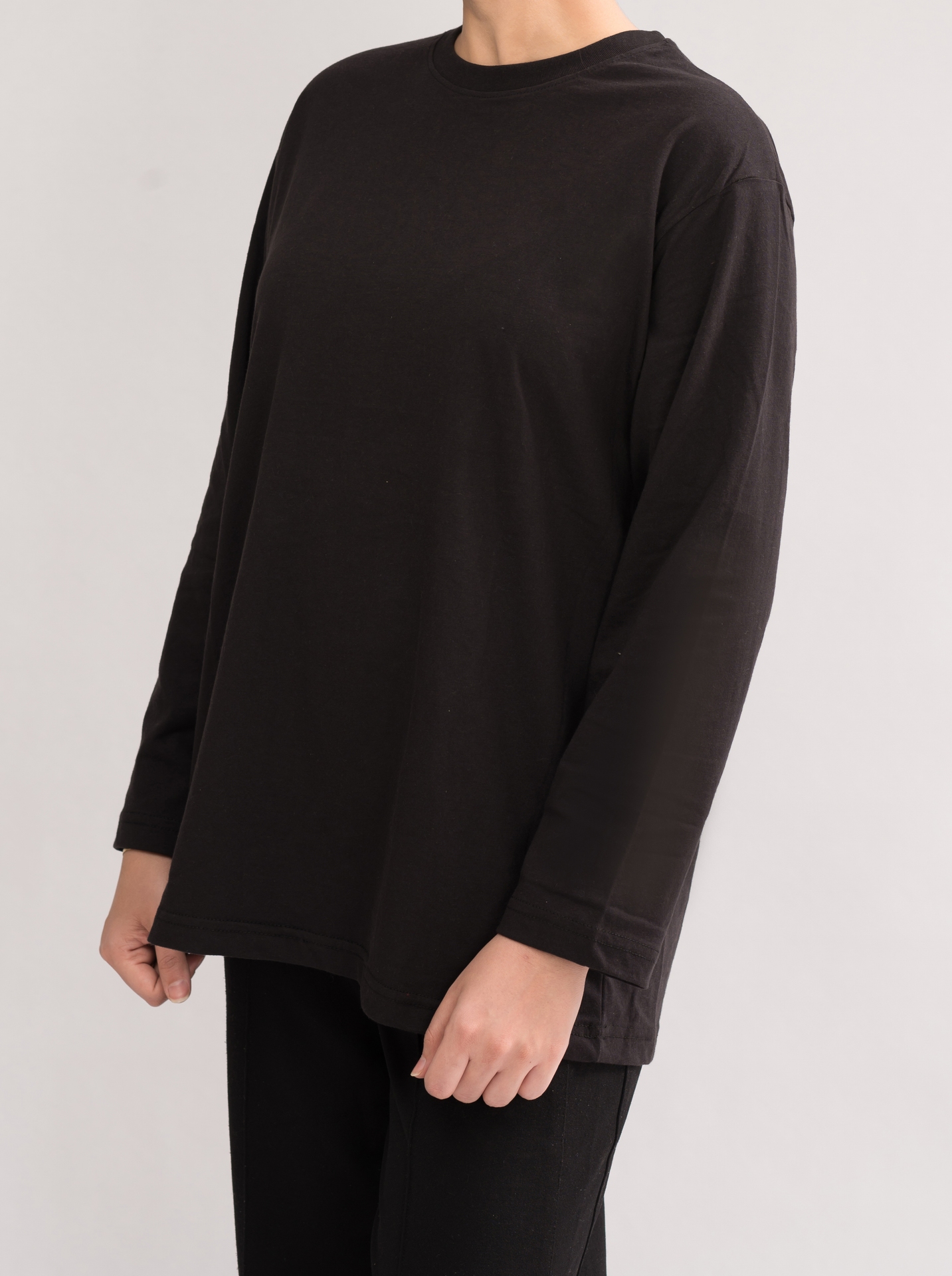 Women’s Oversized Crew Neck T-Shirt Dress in Black - Front View. Stylish and comfortable with a relaxed fit and long sleeves.