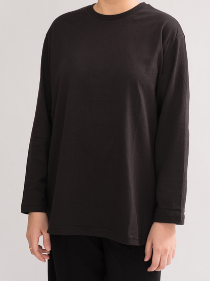 Women’s Oversized Crew Neck T-Shirt Dress in Black - Front View. Stylish and comfortable with a relaxed fit and long sleeves.